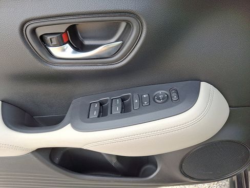 Certified 2023 Honda HR-V LX image 12