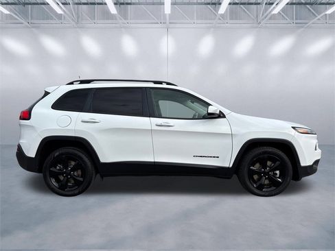 Used 2017 Jeep Cherokee High Altitude image 3