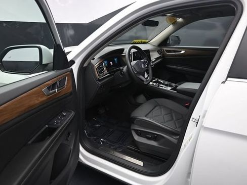 Used 2024 Volkswagen Atlas SE AWD/4WD image 11