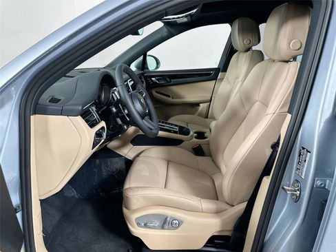 Certified 2025 Porsche Macan Turbo AWD/4WD image 5