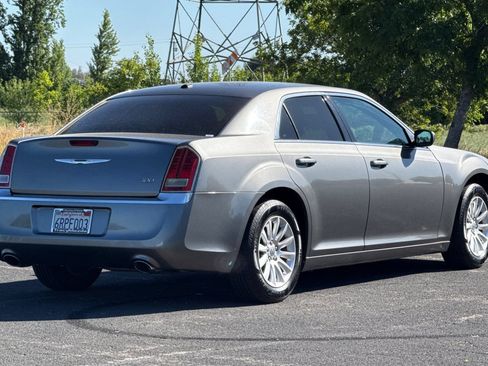 Used 2012 Chrysler 300 RWD image 4