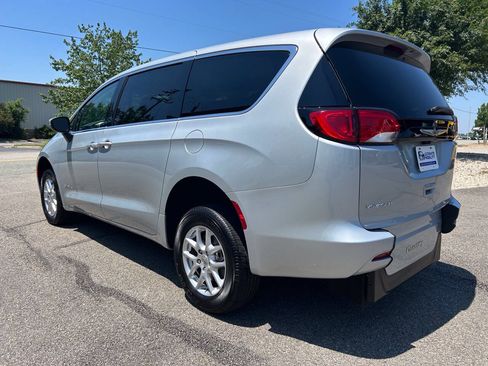 Used 2022 Chrysler Voyager LX FWD image 10