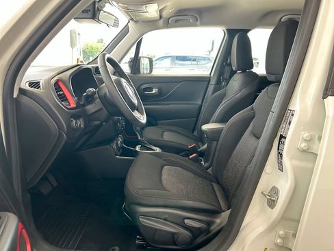 Used 2023 Jeep Renegade Latitude AWD/4WD image 10