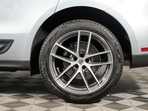 Certified 2025 Porsche Macan AWD/4WD image 14