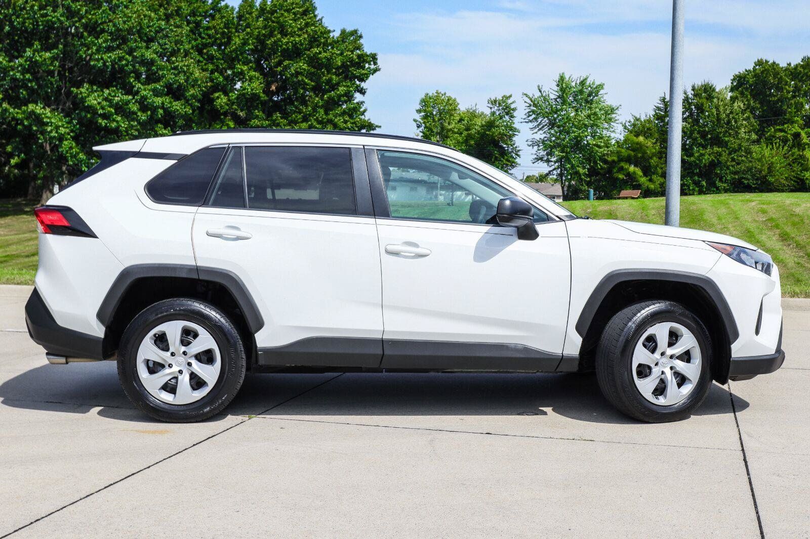 Used 2020 Toyota RAV4 LE FWD image 5