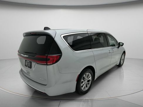 Used 2026 Chrysler Pacifica Limited FWD image 3