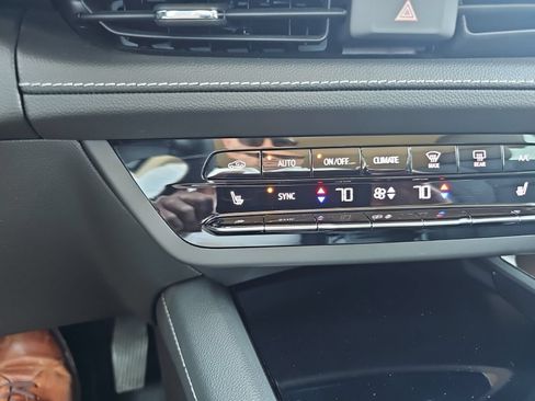 Used 2021 Buick Envision Essence w/ Technology Package I FWD image 20