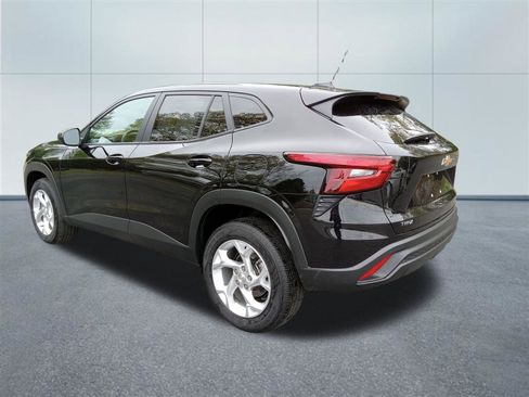 Used 2025 Chevrolet Trax LS w/ LS Convenience Package FWD image 3