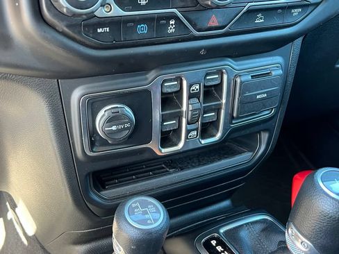 Used 2023 Jeep Wrangler Unlimited AWD/4WD image 35