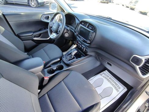 Used 2022 Kia Soul LX image 12