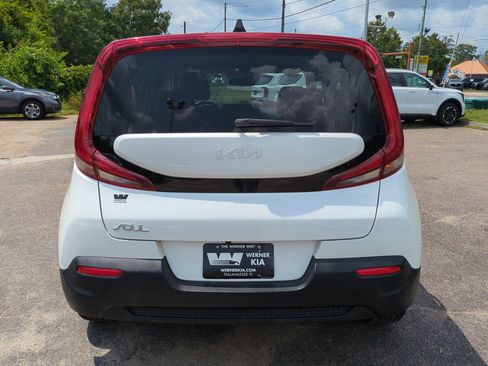 Certified 2022 Kia Soul LX w/ Technology Package FWD image 6