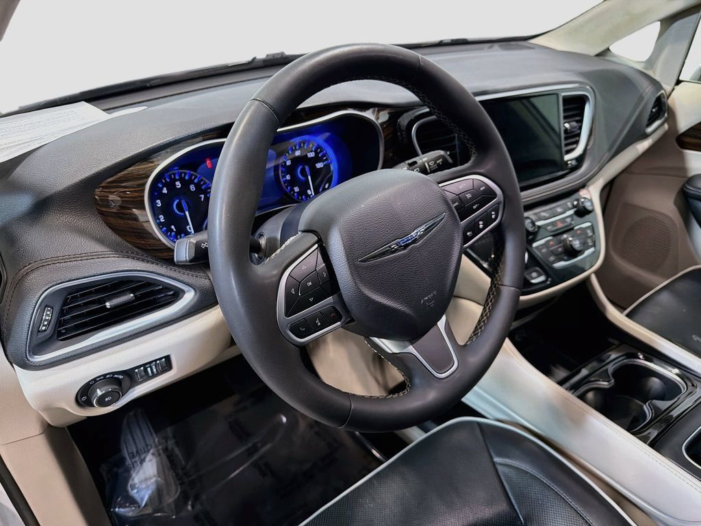 Used 2024 Chrysler Pacifica Limited FWD image 11