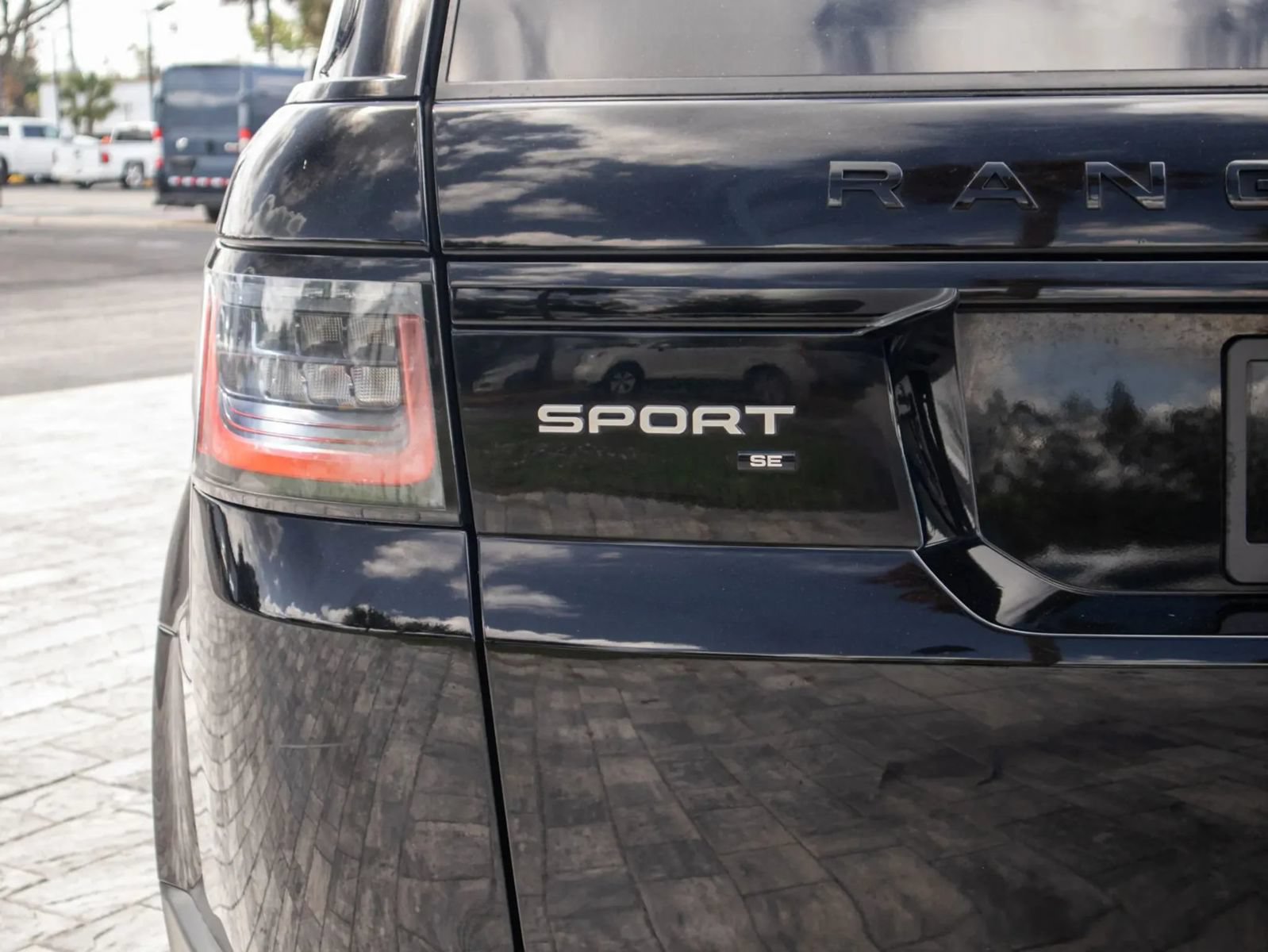 Used 2020 Land Rover Range Rover Sport SE AWD/4WD image 9