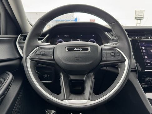 Used 2023 Jeep Grand Cherokee Laredo image 31