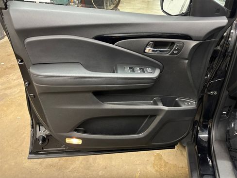 Used 2022 Honda Pilot Touring image 11