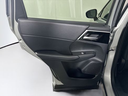 Used 2024 Mitsubishi Outlander SE image 27