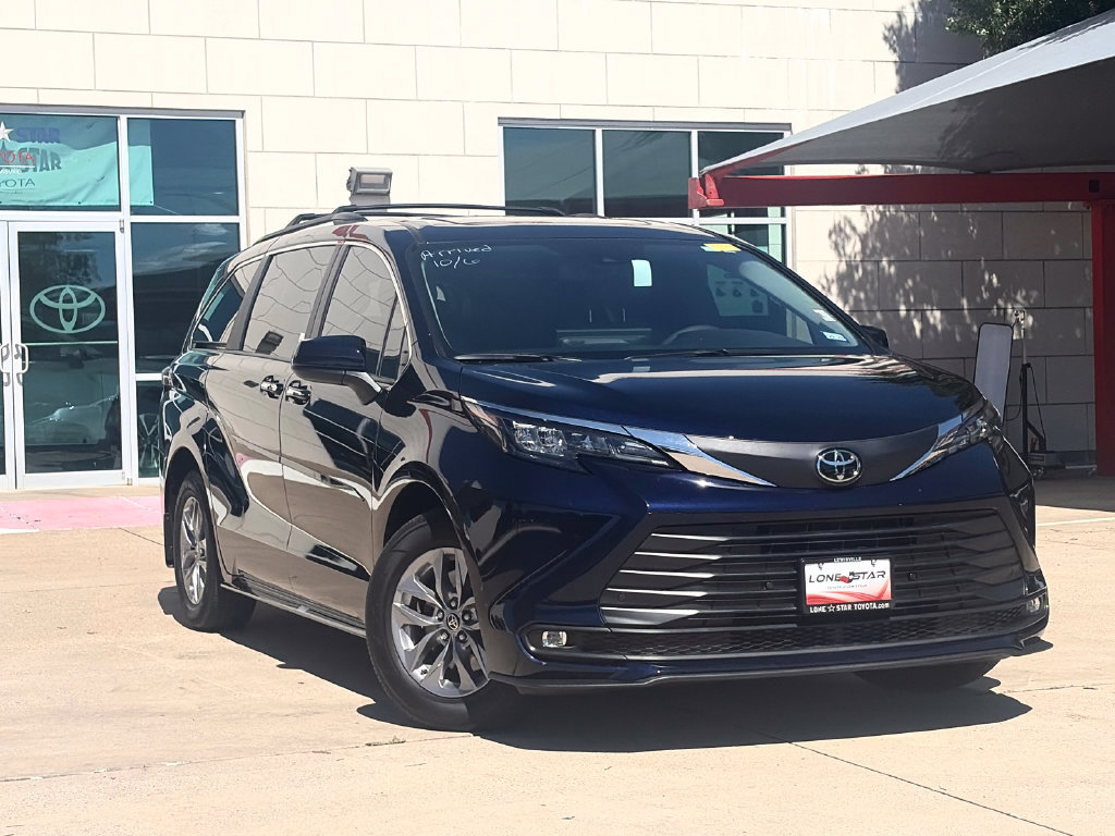 Used 2026 Toyota Sienna XLE FWD image 2