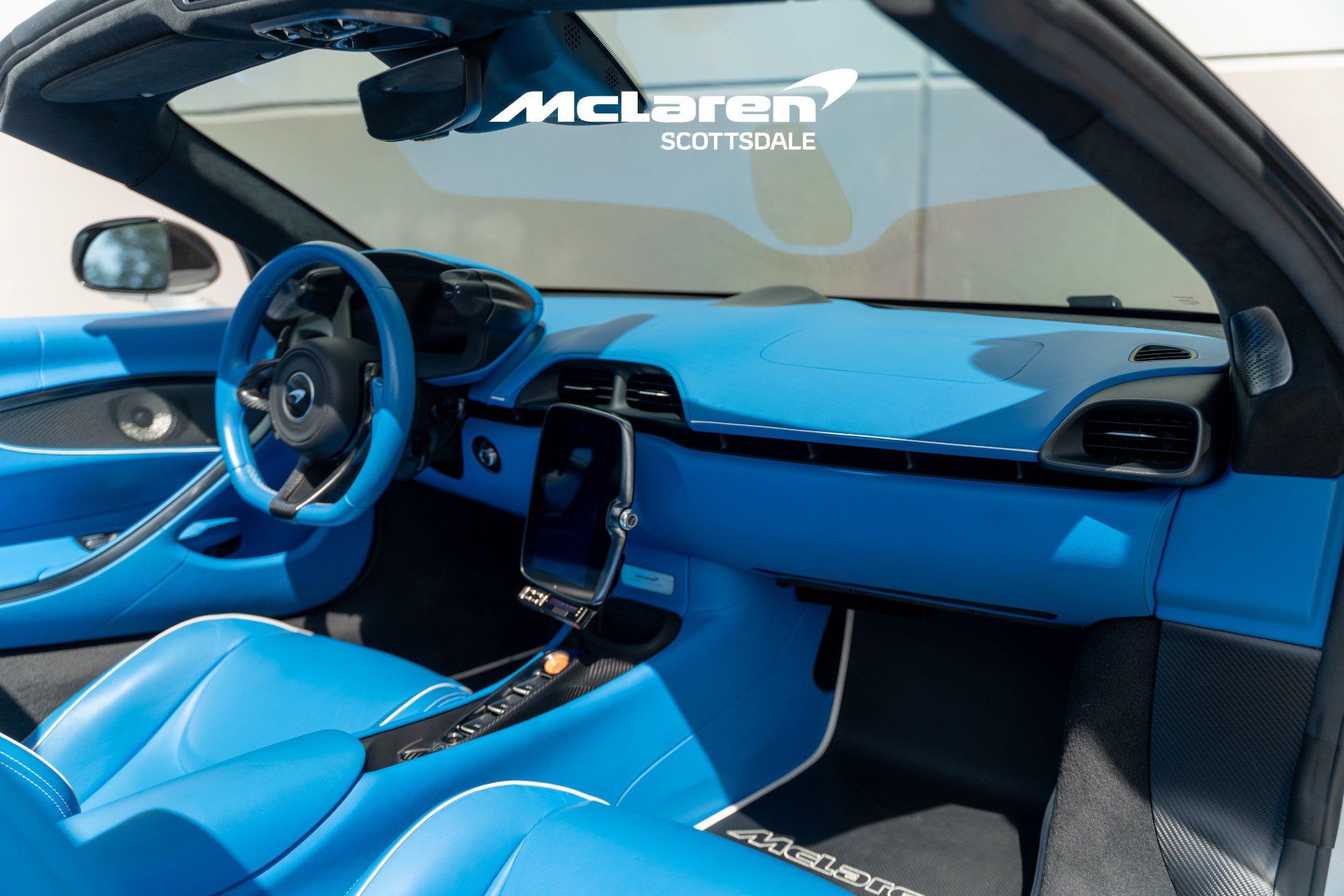 Used 2025 McLaren Artura Spider RWD image 18