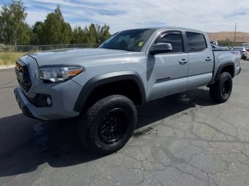 Used 2020 Toyota Tacoma TRD Off-Road w/ Blackout Package AWD/4WD image 4