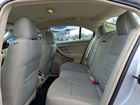 Used 2015 Ford Taurus SE image 11