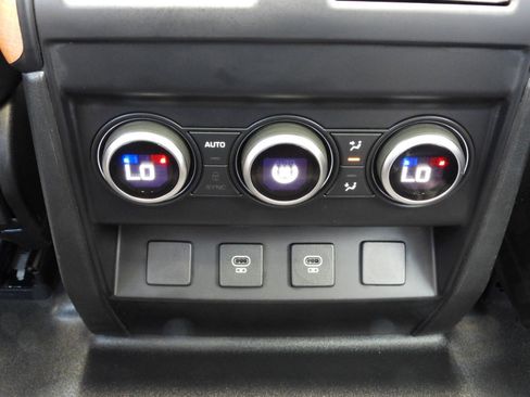 Used 2023 Land Rover Defender 90 X-Dynamic SE AWD/4WD image 48