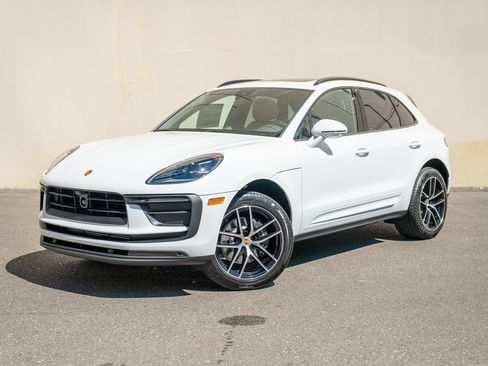 Certified 2025 Porsche Macan image 1