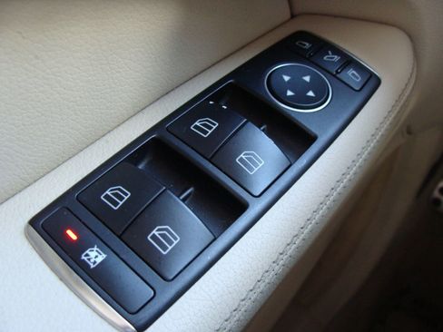 Used 2016 Mercedes-Benz E 350 Sedan image 32