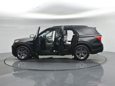 Used 2022 Ford Explorer XLT w/ Equipment Group 202A RWD image 38