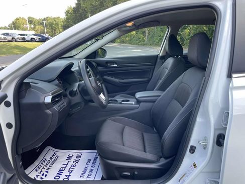 Used 2025 Nissan Altima 2.5 SV FWD image 15