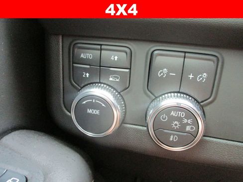 Used 2024 GMC Yukon SLT w/ SLT Luxury Package AWD/4WD image 31