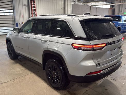 Used 2024 Jeep Grand Cherokee Laredo image 7