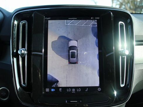 Used 2025 Volvo XC40 B5 Plus image 25