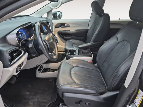 Used 2020 Chrysler Pacifica Touring-L image 22