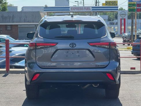 Used 2021 Toyota Highlander XLE AWD/4WD image 13