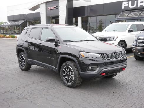 Used 2025 Jeep Compass Trailhawk w/ Trailhawk Elite Group AWD/4WD image 2