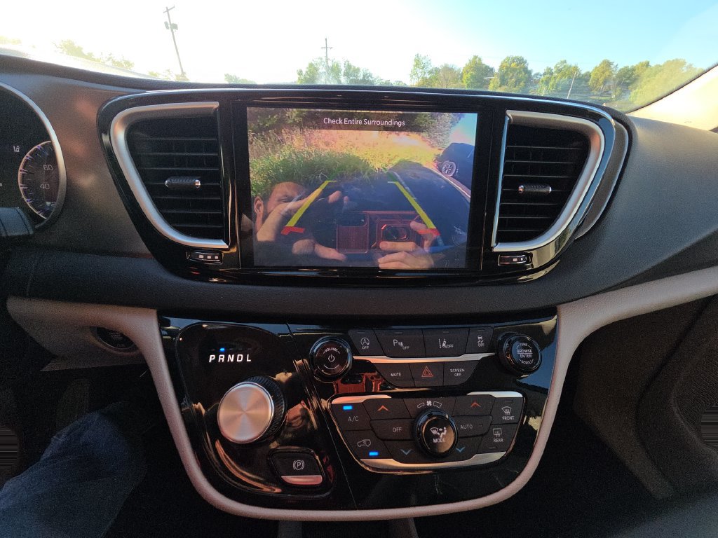 Used 2023 Chrysler Pacifica Touring-L FWD image 11