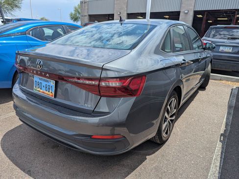 Used 2025 Volkswagen Jetta SE FWD image 4