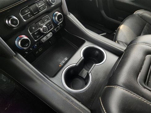 Used 2024 GMC Yukon XL SLT image 21