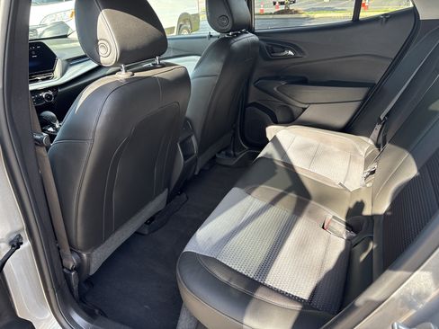 Used 2025 Chevrolet Trax LT FWD image 14