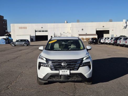 Used 2024 Nissan Rogue SV image 3