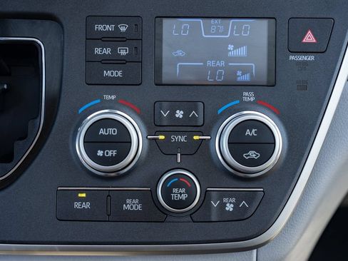 Used 2020 Toyota Sienna XLE FWD image 13