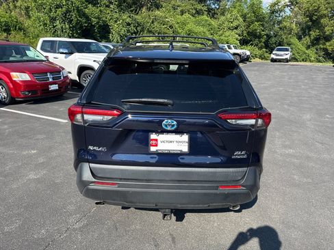 Used 2021 Toyota RAV4 XLE Premium AWD/4WD image 4