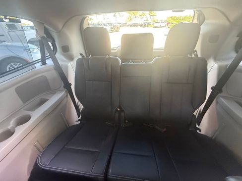 Used 2016 Chrysler Town & Country Touring w/ Driver Convenience Group image 29