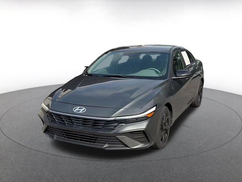 Used 2026 Hyundai Elantra Sport FWD image 4