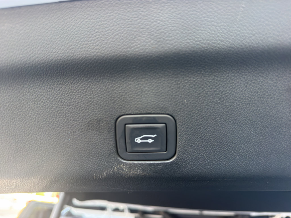 Used 2025 GMC Yukon AT4 Ultimate w/ LPO, Floor Liner Package AWD/4WD image 18