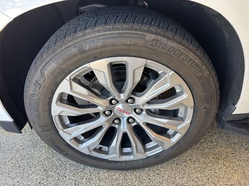 Used 2024 GMC Yukon XL Denali w/ Advanced Technology Package image 4