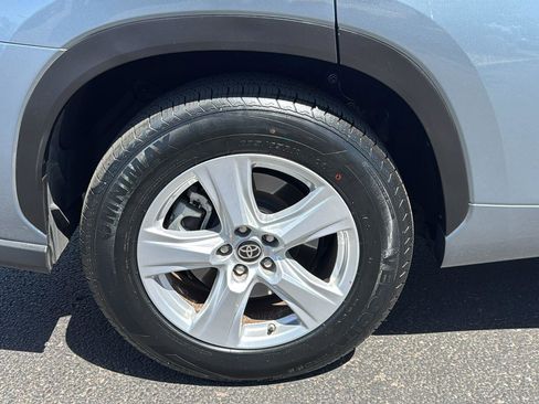 Used 2023 Toyota Highlander LE FWD image 11