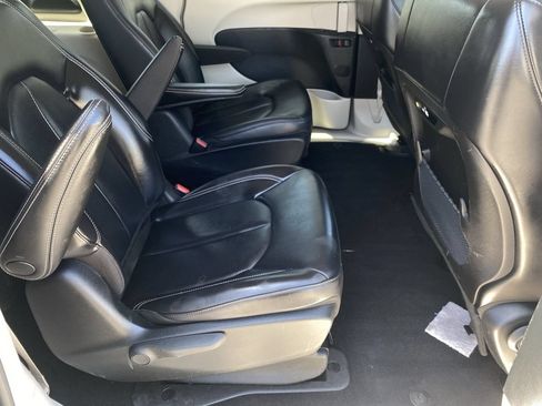 Used 2023 Chrysler Pacifica Touring-L FWD image 12