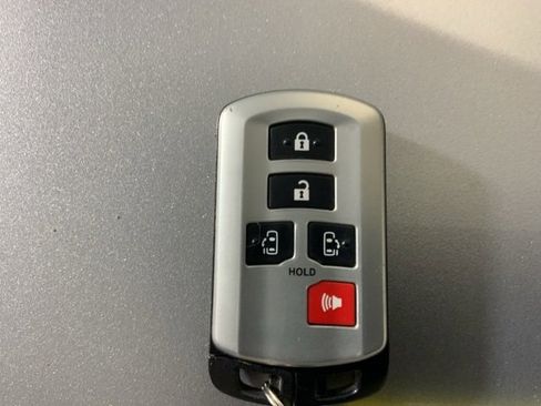 Used 2019 Toyota Sienna LE w/ LE Preferred Package image 44