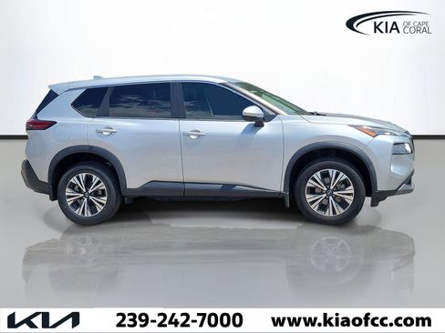 Used 2022 Nissan Rogue SV image 3